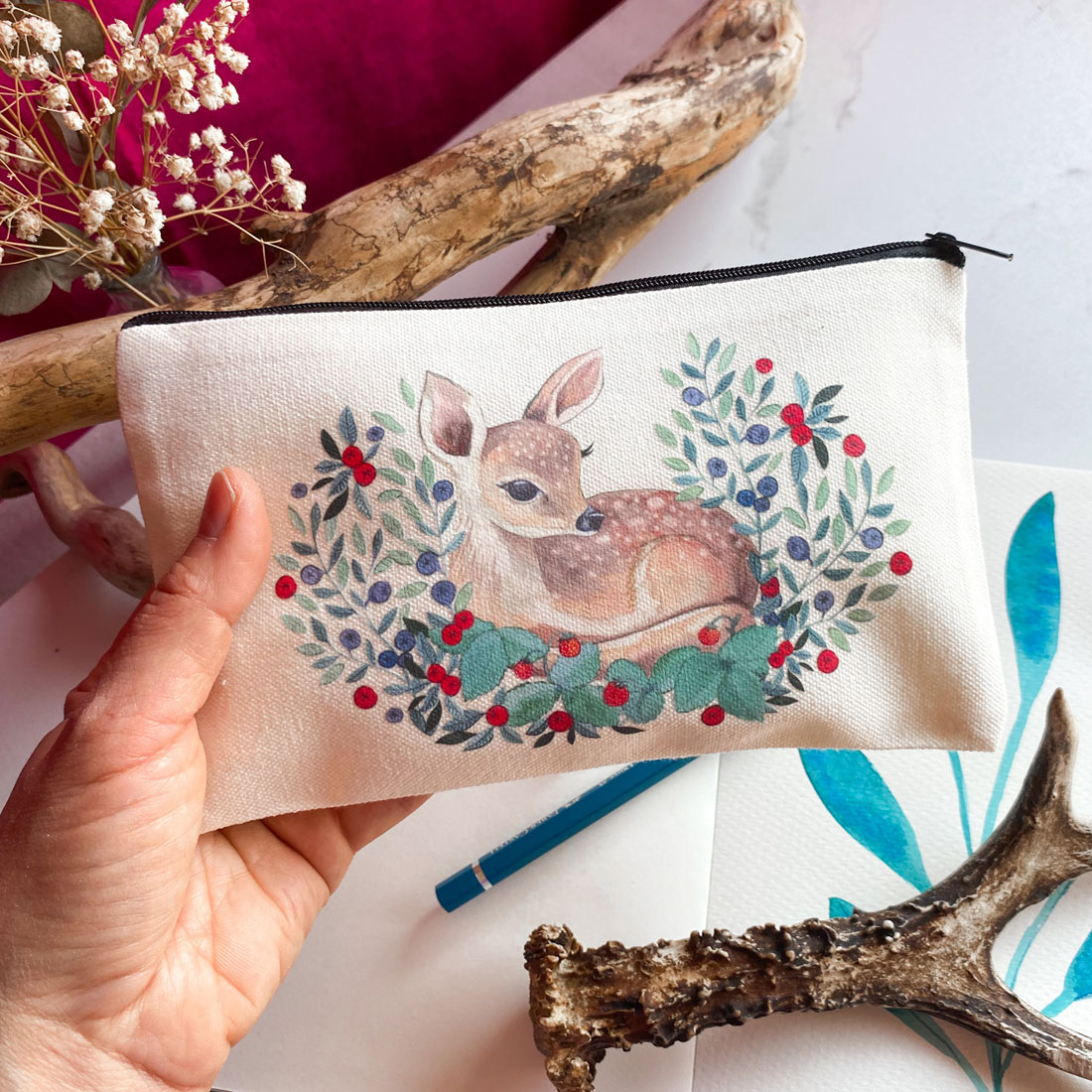 baby-deer-sarenka-jelonek-saszetka-piornik-lesne-zwierzeta-kosmetyczka-na-przybory Naturalna saszetka z sarenką na kredki, kosmetyki i wszystko, co ważne