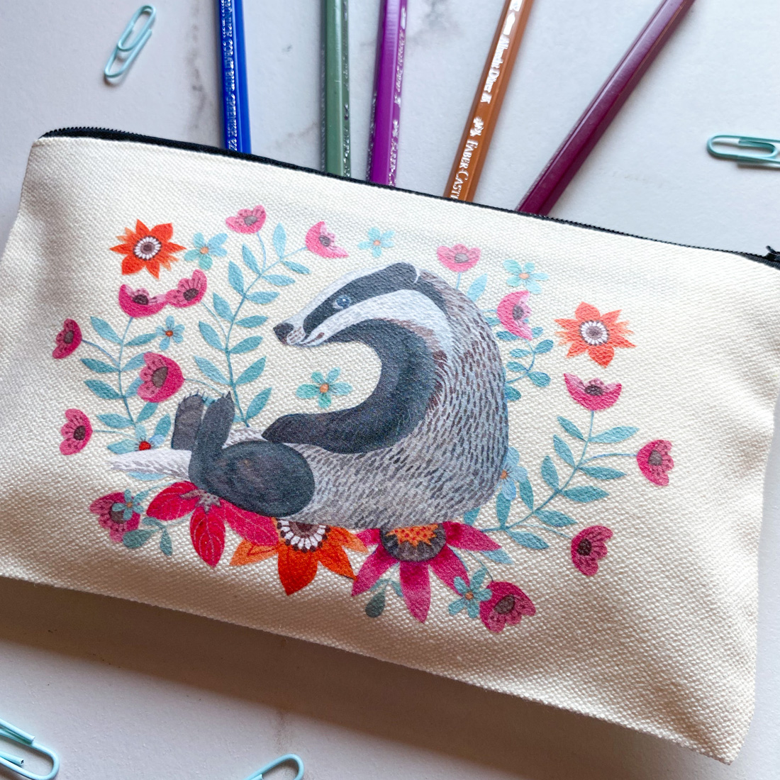 badger-borsuk-piornik-lesne-zwierzeta-na-kedki saszetka na kredki i ołówki z borsukiem