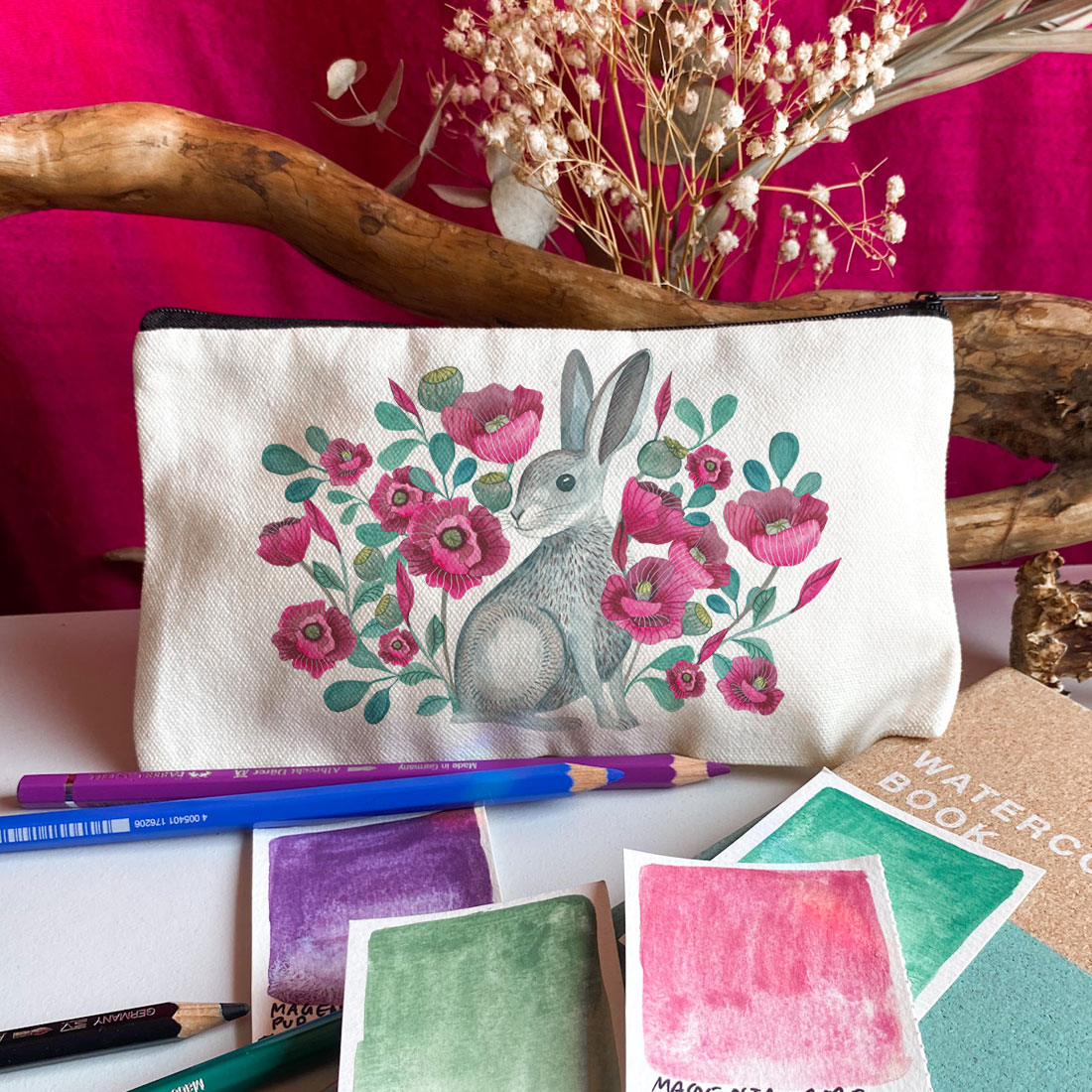 poppy-hare-zajac-krolik-kosmetyczka-piornik-na-kosmetyki-kredki-mazaki-dla-dziecka saszetka z nadrukiem zająca