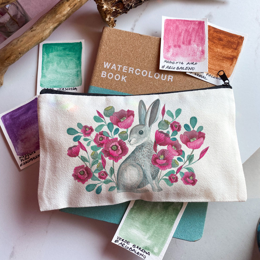 poppy-hare-zajac-krolik-piornik-dla-artysty-lesne-zwierzeta-idealny-na-kredki-olowki saszetka na kredki z zającem