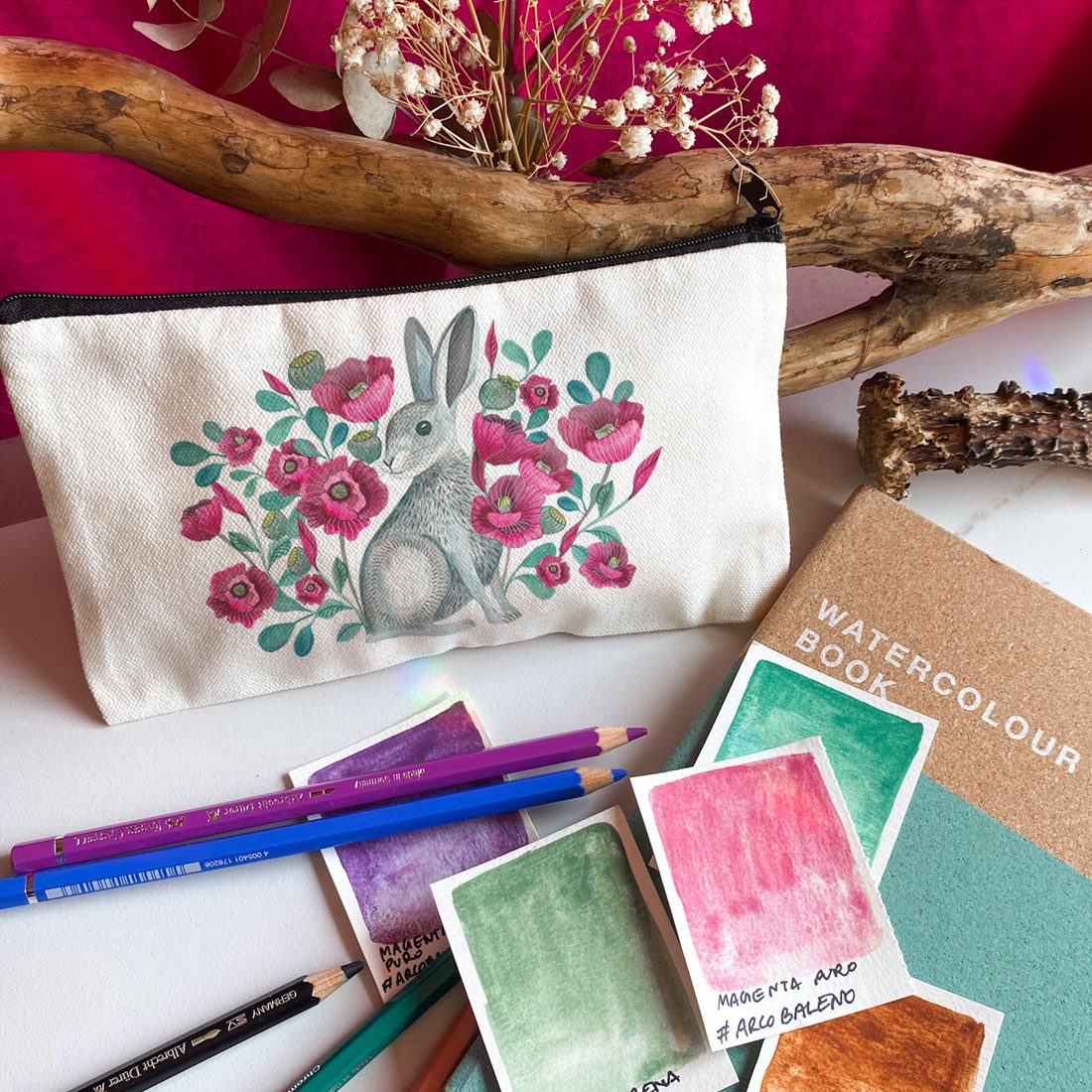 poppy-hare-zajac-krolik-saszetka-piornik-lesne-zwierzeta-kosmetyczka-na-przybory-artystyczne kosmetyczka z zającem i kwiatami