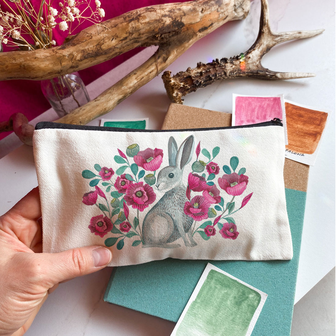 poppy-hare-zajac-krolik-saszetka-piornik-lesne-zwierzeta-kosmetyczka kosmetyczka z królikiem