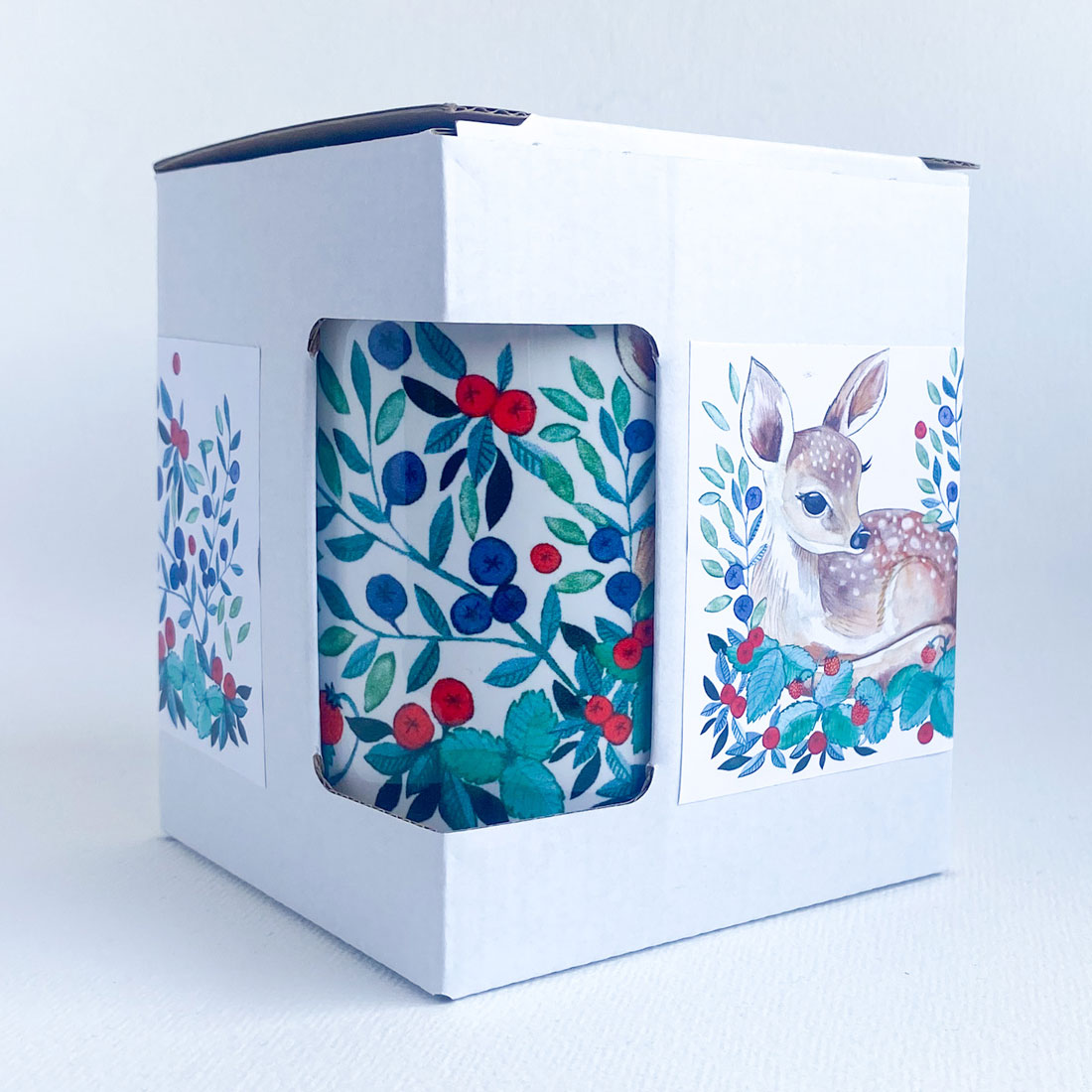 baby-deer-jelonek-sarenka-kubek-450ml-lesne-zwierze-elegancko-pakowany kubek z sarenką i poziomkami w ozdobnym opakowaniu, 450ml