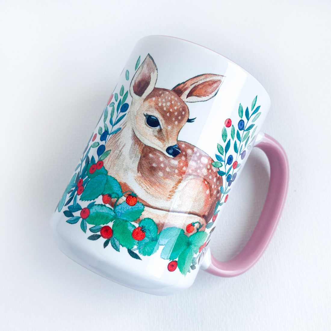 baby-deer-jelonek-sarenka-kubek-450ml-lesne-zwierze-na-duza-kawe kubek z sarenką i poziomkami, 450ml