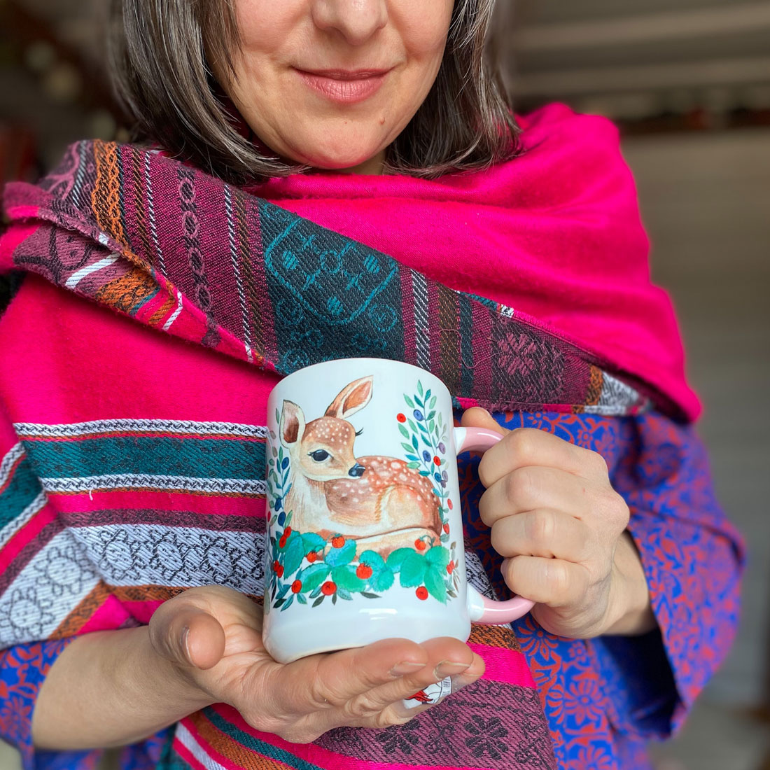 baby-deer-jelonek-sarenka-kubek-450ml-lesne-zwierze-na-dzien-matki kubek z sarenką i poziomkami dla dziewczyny, 450ml