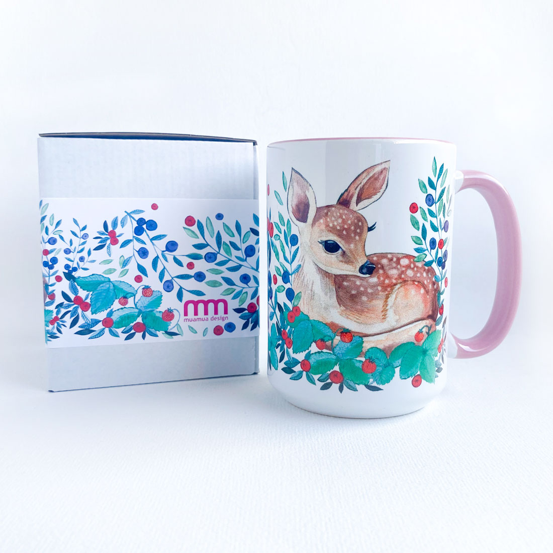 baby-deer-jelonek-sarenka-kubek-450ml-lesne-zwierze-pudelko-na-prezent kubek z sarenką i poziomkami w ozdobnym opakowaniu, 450ml