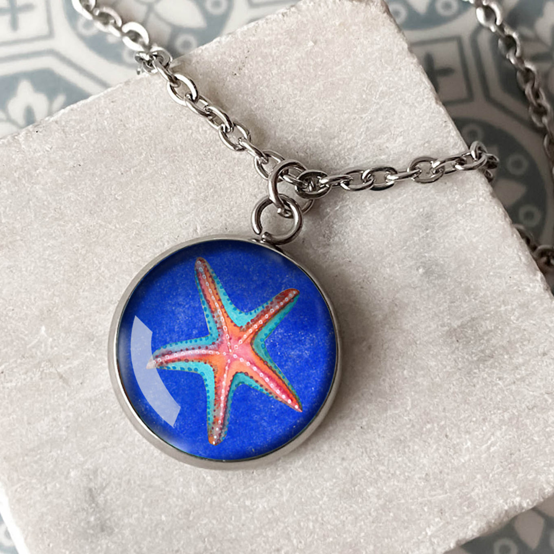 naszyjnik z rozgwiazdą w medalionie, na łańcuszku