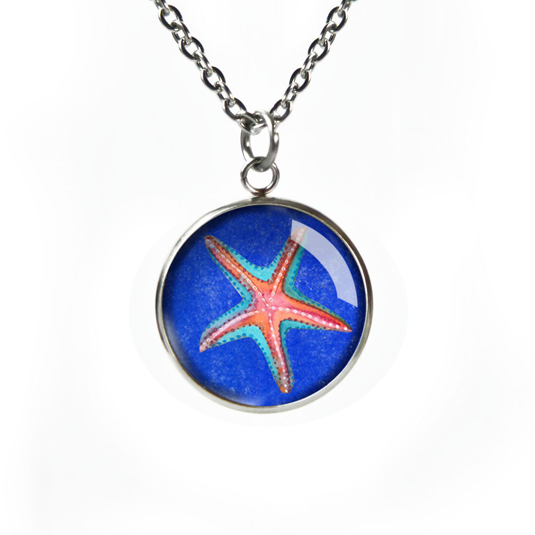 naszyjnik z rozgwiazdą w medalionie, na łańcuszku