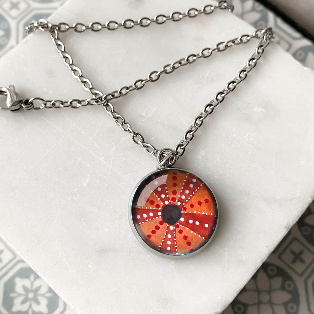 naszyjnik z muszlą jeża morskiego w medalionie, na łańcuszku