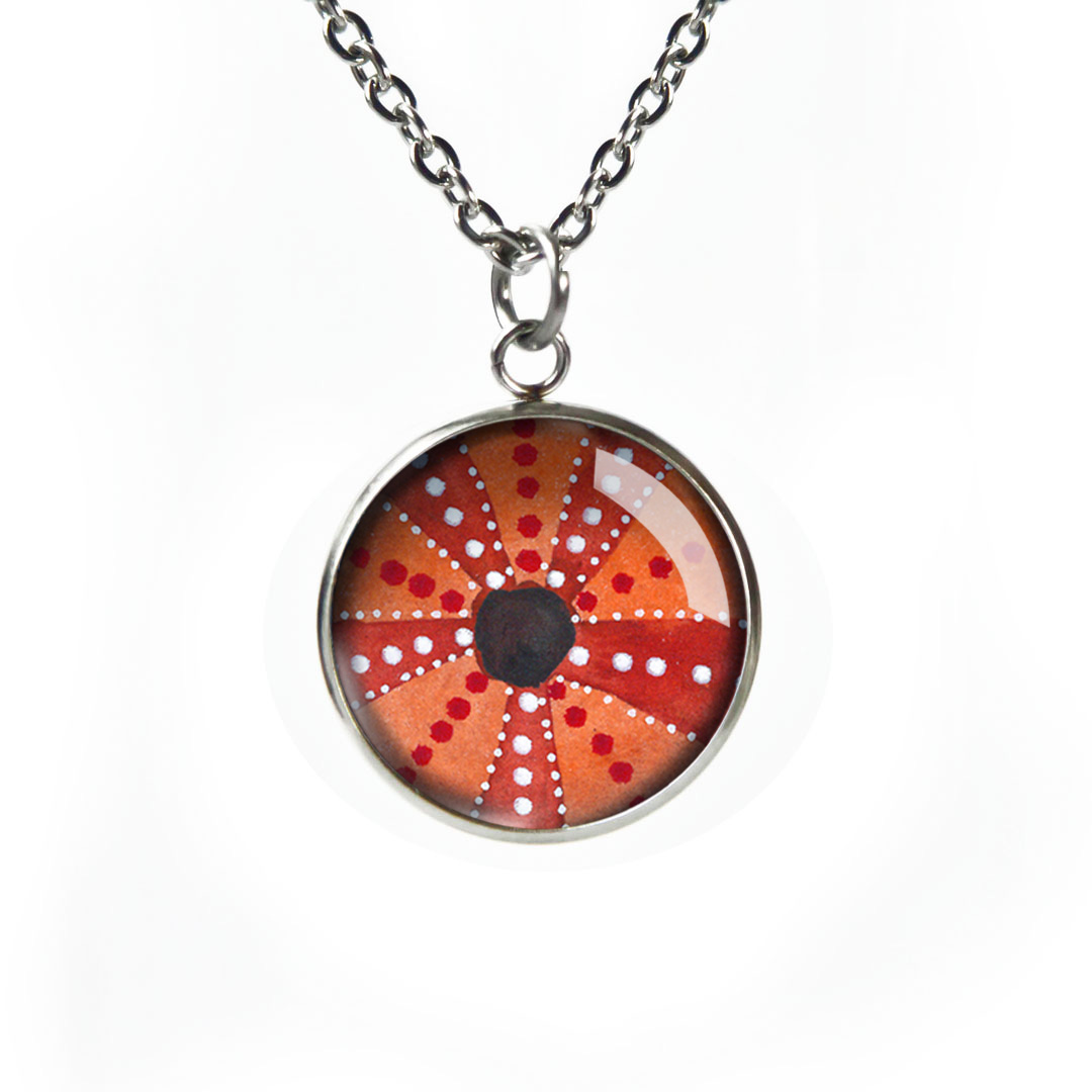 naszyjnik z muszlą jeża morskiego w medalionie, na łańcuszku