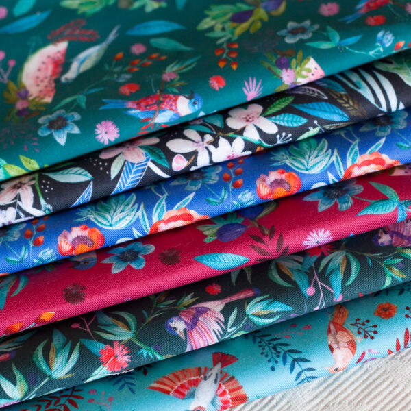 tkaniny z wzorami botanicznymi i ptasimi projektowanymi przez muamua design