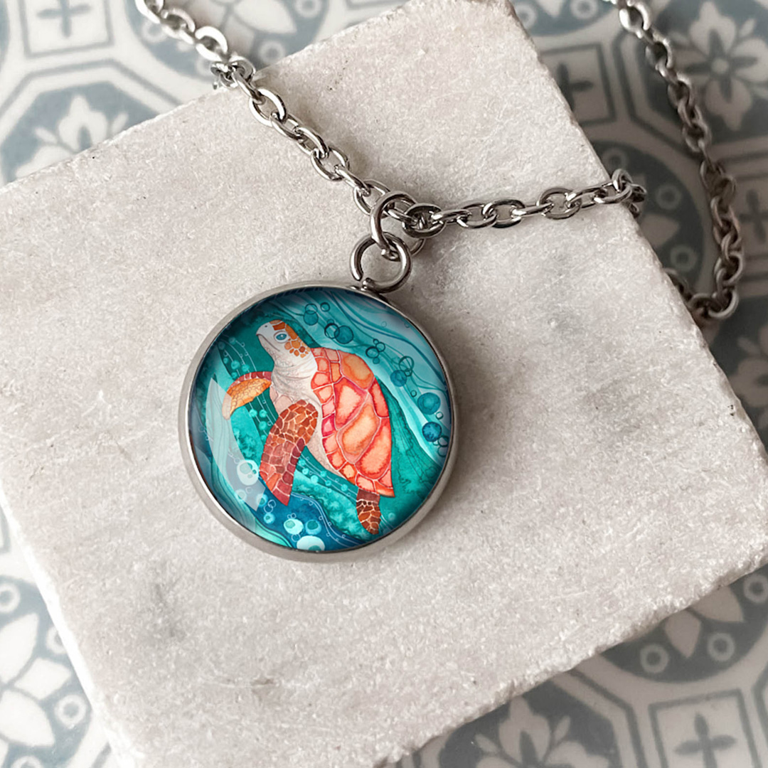 naszyjnik z morskim żółwiem w medalionie, na łańcuszku
