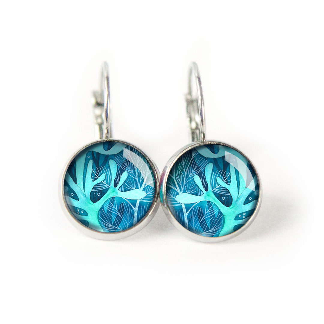 niebieskie kolczyki wiszące z morskimi roślinkami