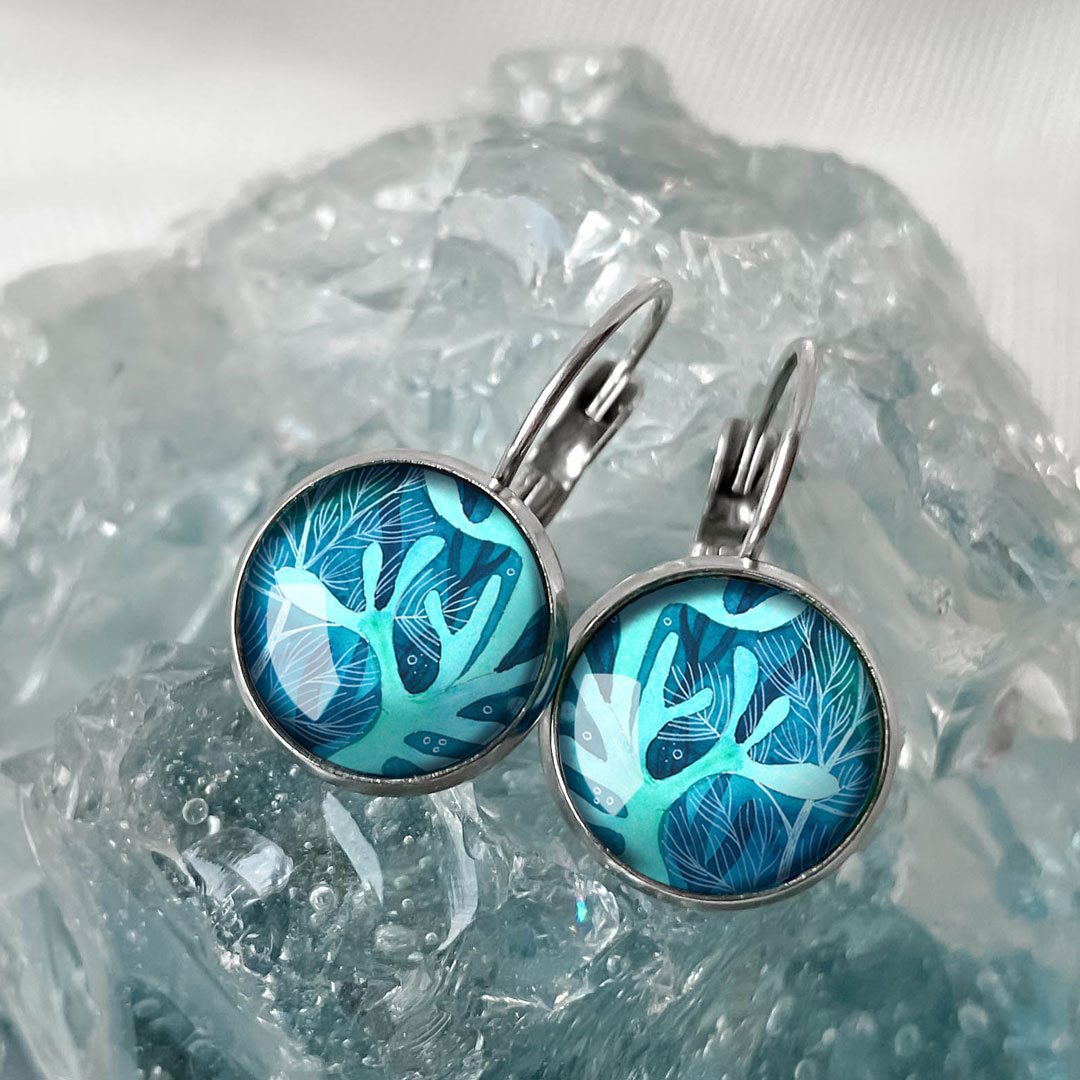 niebieskie kolczyki wiszące z morskimi roślinkami