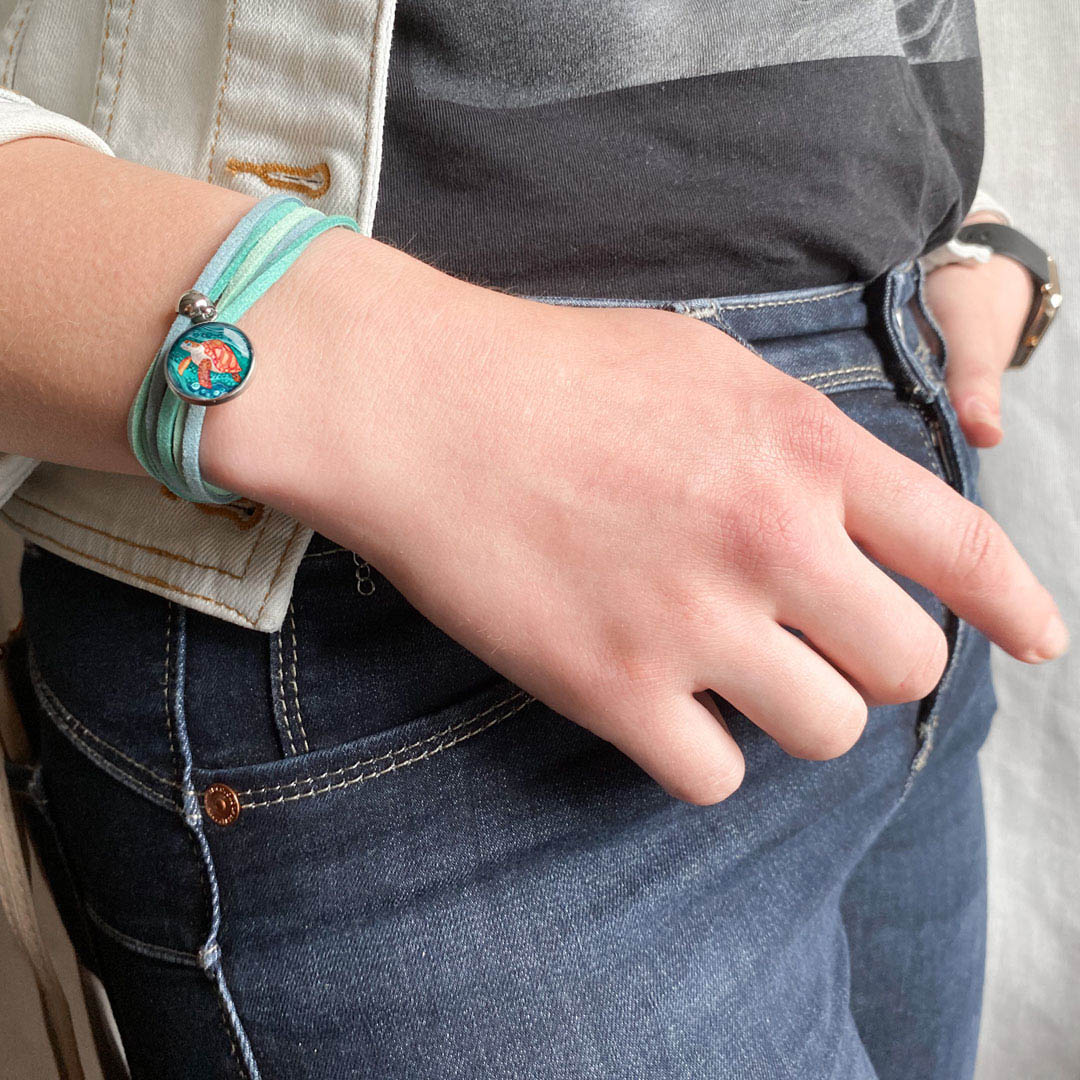 turtle-zolw-mietowa-kolorowa-bransoletka-z-rzemieni-idealna-na-wakacje miętowa bransoletka z żółwiem morskim